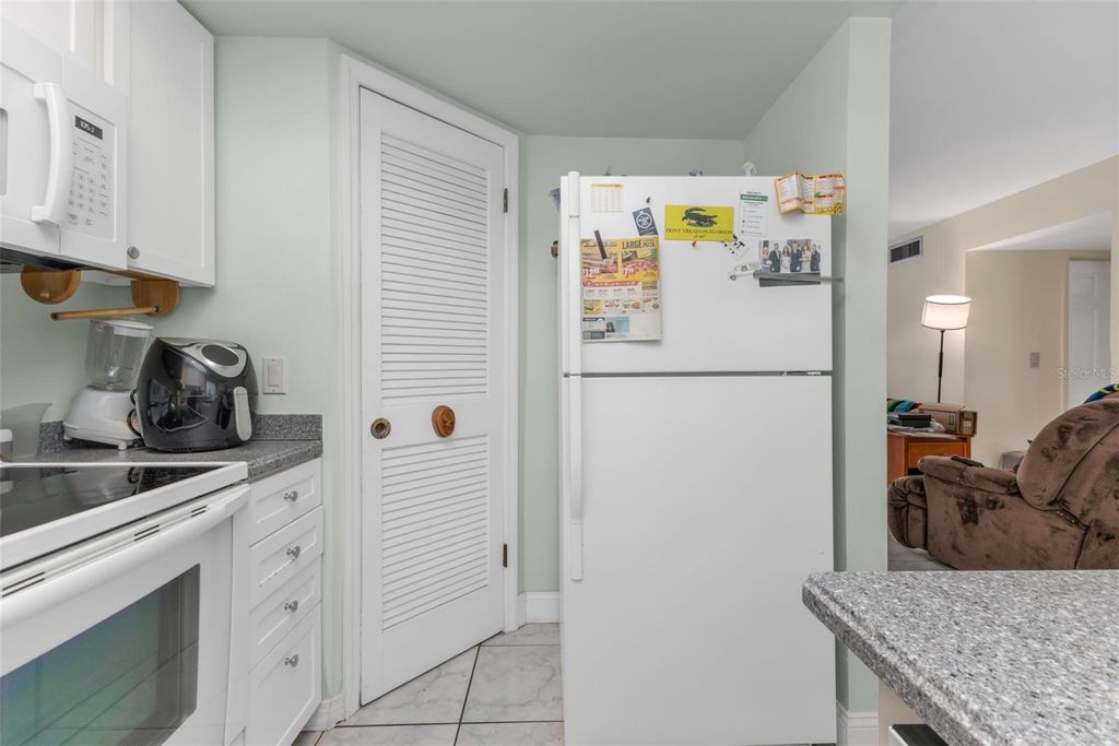 Image 8 of property listing at 4158 TAMIAMI TRAIL F5, Port Charlotte, FL 33952