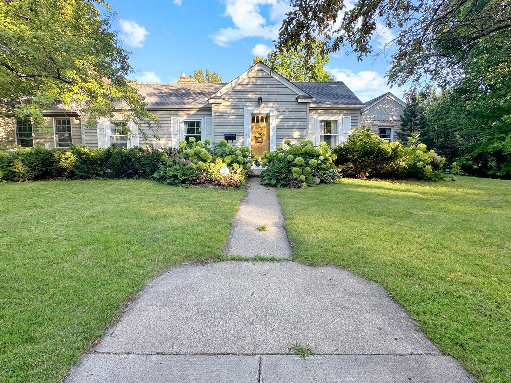 251 W Lake Street, Excelsior, MN 55331 — exterior