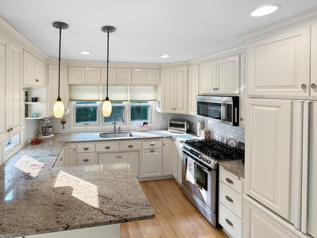 251 W Lake Street, Excelsior, MN 55331 — photo 2