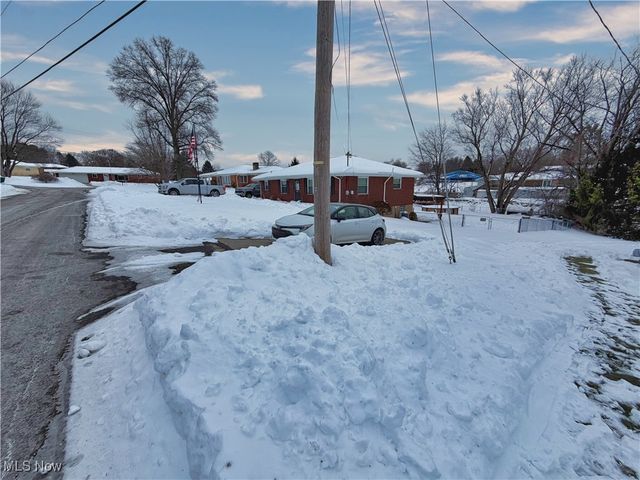 49221 S Meadowbrook Circle, East Liverpool, OH 43920