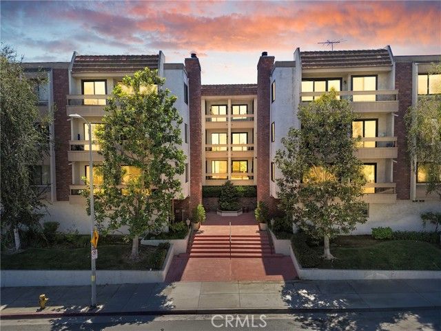 17140 Burbank Boulevard 105, Encino (los Angeles), CA 91316