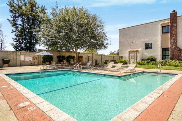 17140 Burbank Boulevard 105, Encino (los Angeles), CA 91316