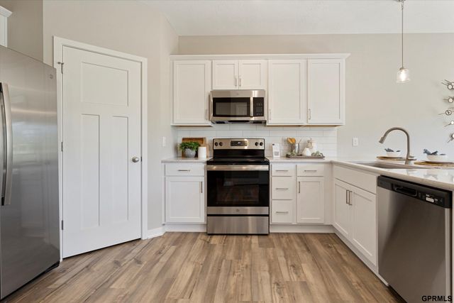 7925 N 94 Street, Omaha, NE 68122