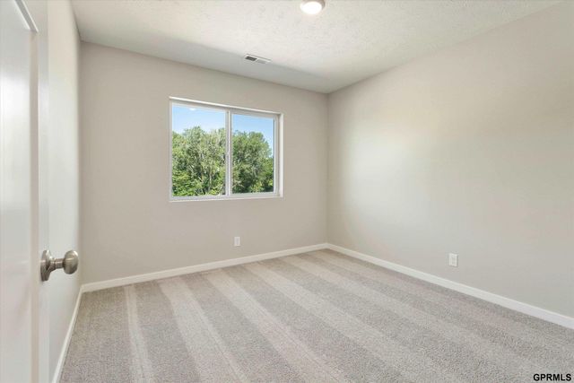 7925 N 94 Street, Omaha, NE 68122