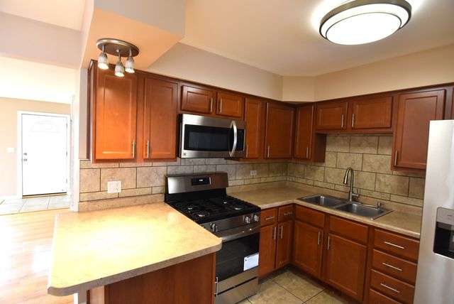 210 E MYRICK Avenue, Addison, IL 60101