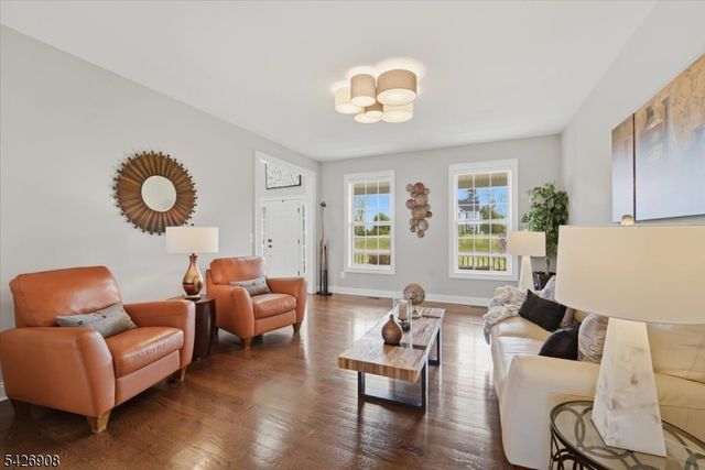 23 Claridge Ln, Raritan Twp., NJ 08822