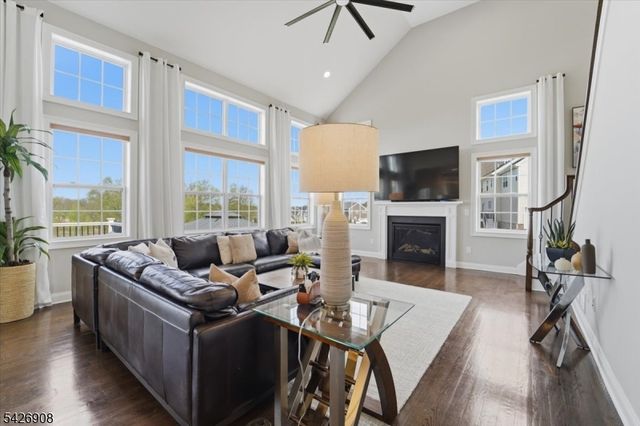 23 Claridge Ln, Raritan Twp., NJ 08822