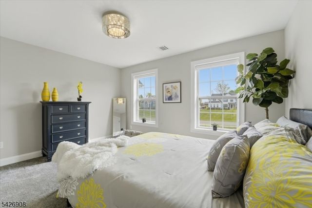23 Claridge Ln, Raritan Twp., NJ 08822