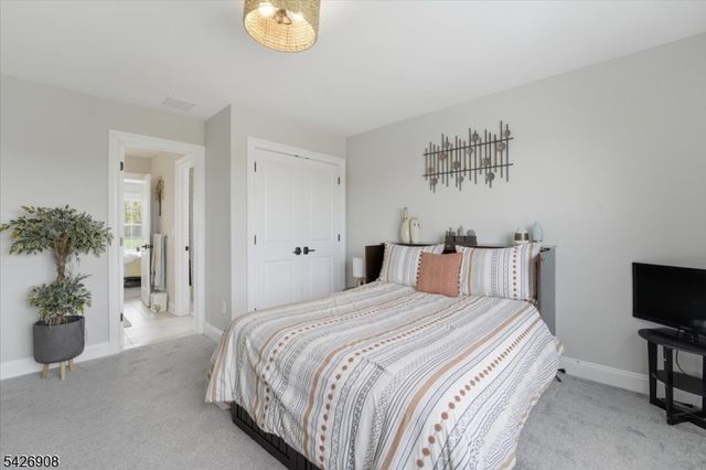 23 Claridge Ln, Raritan Twp., NJ 08822