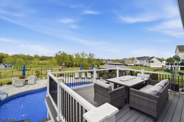 23 Claridge Ln, Raritan Twp., NJ 08822