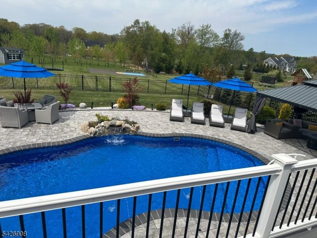 23 Claridge Ln, Raritan Twp., NJ 08822