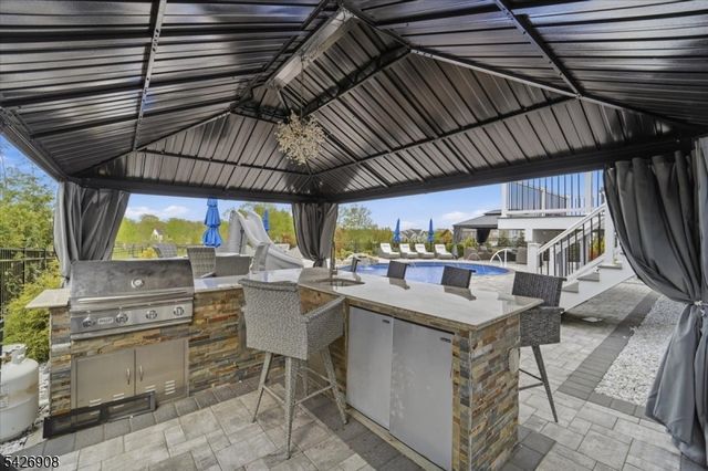 23 Claridge Ln, Raritan Twp., NJ 08822