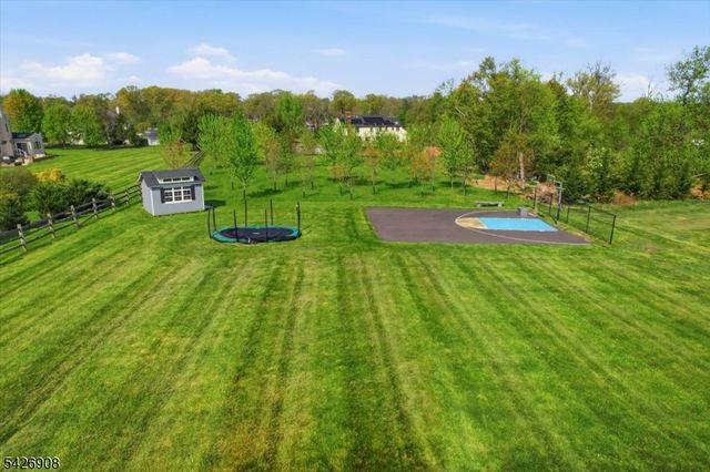 23 Claridge Ln, Raritan Twp., NJ 08822