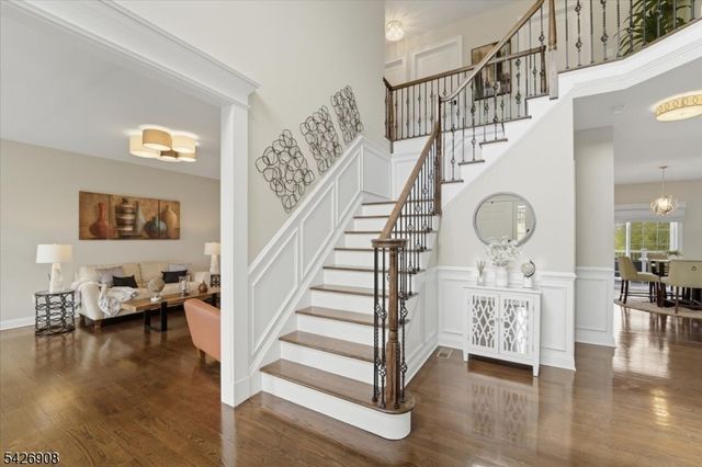 23 Claridge Ln, Raritan Twp., NJ 08822