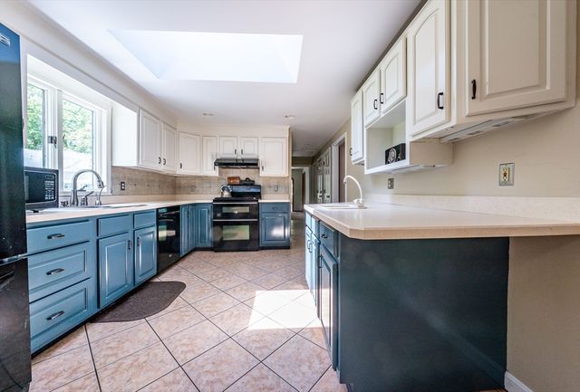 1529 Race Ln, Barnstable, MA 02648