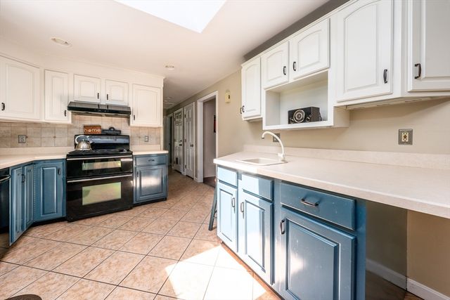 1529 Race Ln, Barnstable, MA 02648