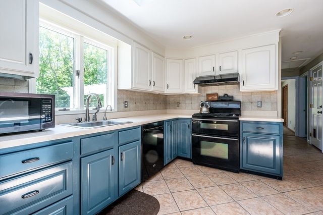 1529 Race Ln, Barnstable, MA 02648