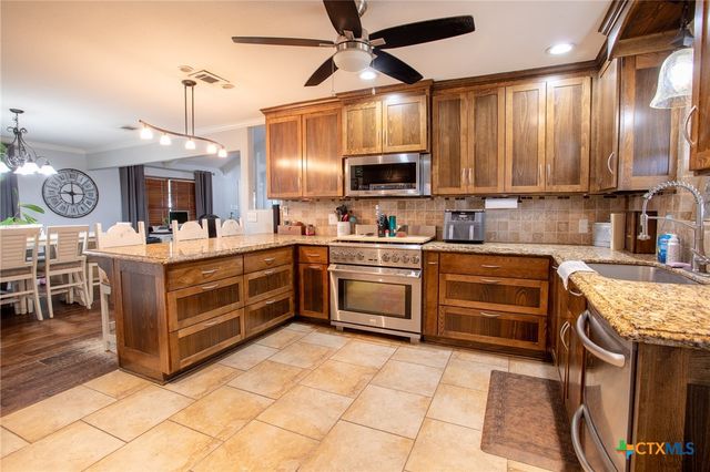 25195 US Highway 77, Yoakum, TX 77995