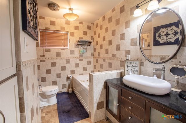 25195 US Highway 77, Yoakum, TX 77995