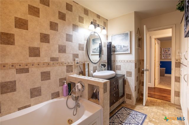 25195 US Highway 77, Yoakum, TX 77995