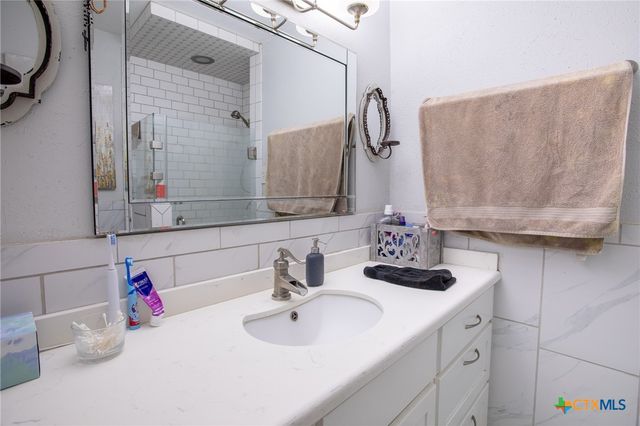 25195 US Highway 77, Yoakum, TX 77995