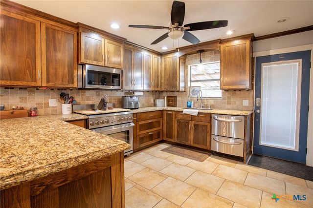 25195 US Highway 77, Yoakum, TX 77995