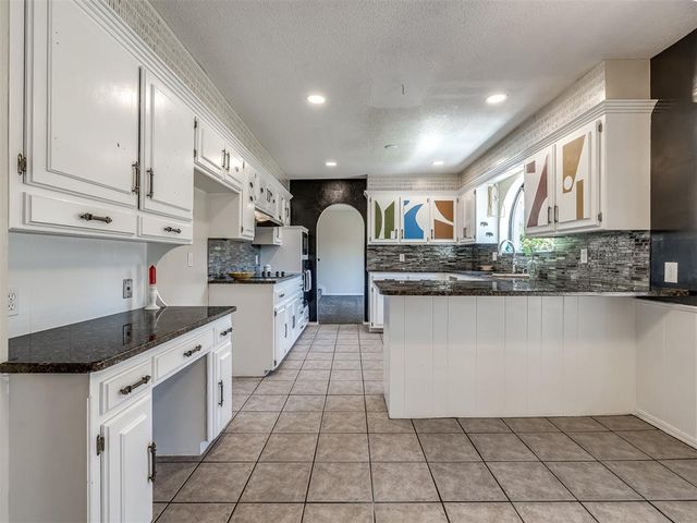 6212 Lansbrook Lane, Oklahoma City, OK 73132