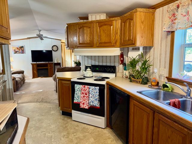 56 Nelson St, Salem, NH 03079