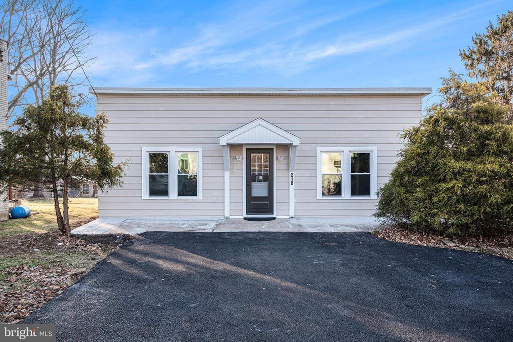 210 BEAVER RD, Harrisburg, PA 17112