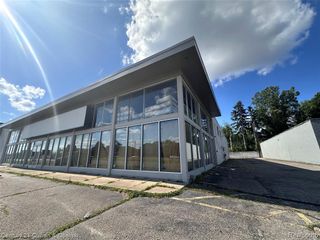 23140 W 8 Mile Road, Southfield, MI 48033