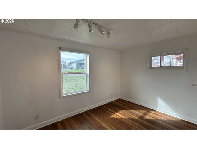 406 ELLSWORTH St, Fossil, OR 97830