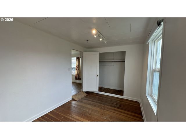 406 ELLSWORTH St, Fossil, OR 97830