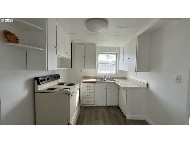 406 ELLSWORTH St, Fossil, OR 97830