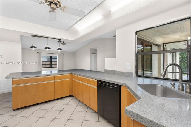 4264 NW 95th Ter, Sunrise, FL 33351