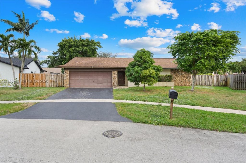 4264 NW 95th Ter, Sunrise, FL 33351