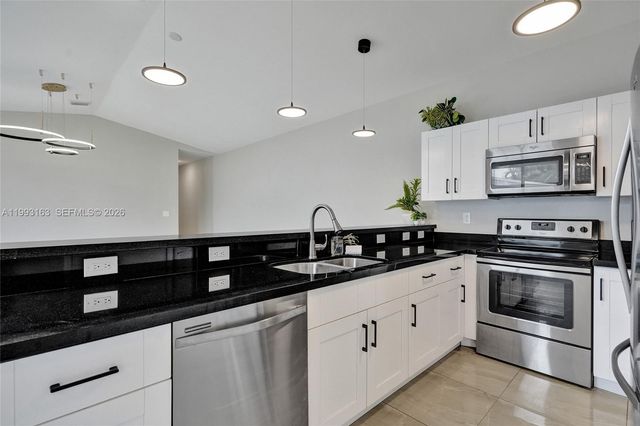 62 NE 26th St 62, Wilton Manors, FL 33305