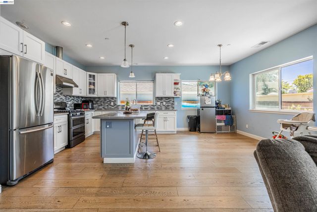 2520 Garvin Ave, Richmond, CA 94804