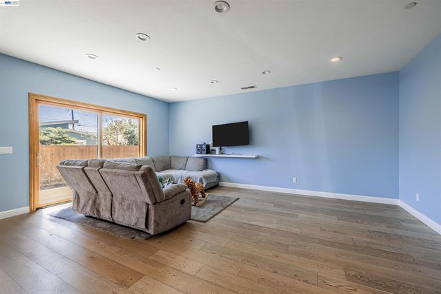 2520 Garvin Ave, Richmond, CA 94804
