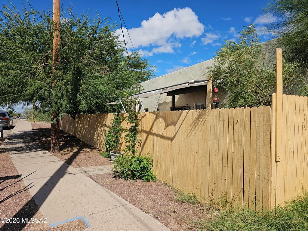 2525 S 8th Avenue, Tucson, AZ 85713
