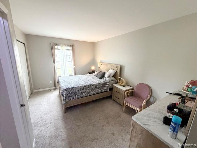 8542 Spinnaker Way, Ypsilanti, MI 48197