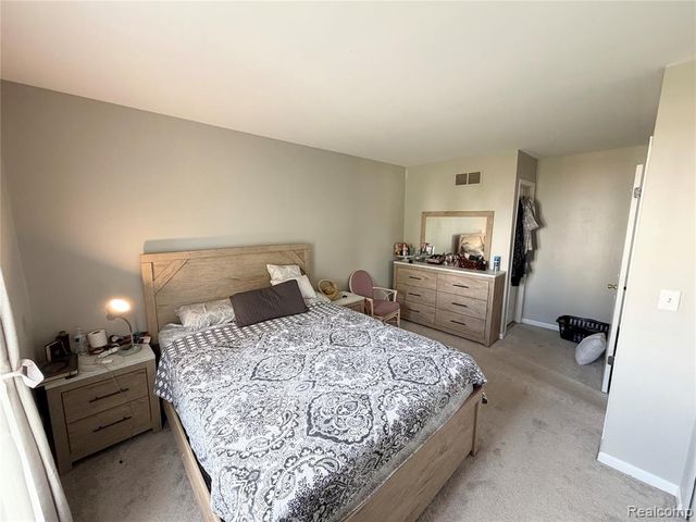 8542 Spinnaker Way, Ypsilanti, MI 48197