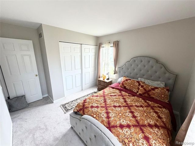 8542 Spinnaker Way, Ypsilanti, MI 48197