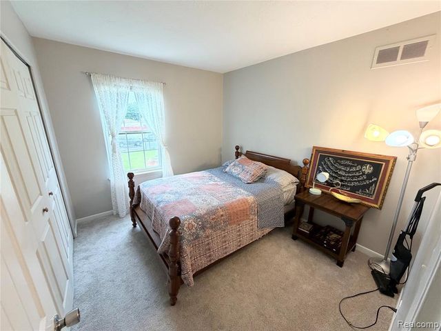 8542 Spinnaker Way, Ypsilanti, MI 48197
