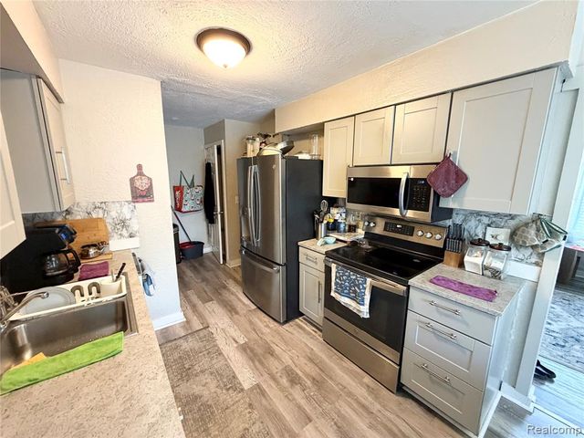 8542 Spinnaker Way, Ypsilanti, MI 48197