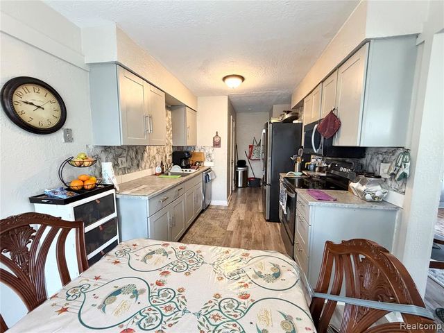 8542 Spinnaker Way, Ypsilanti, MI 48197