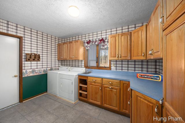 7724 W Lake Drive, Stanwood, MI 49346