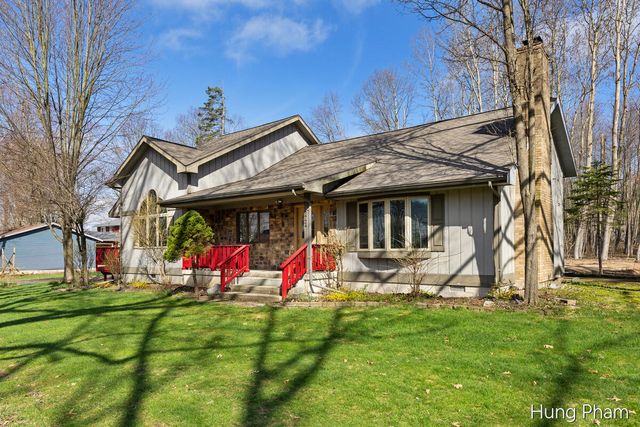 7724 W Lake Drive, Stanwood, MI 49346