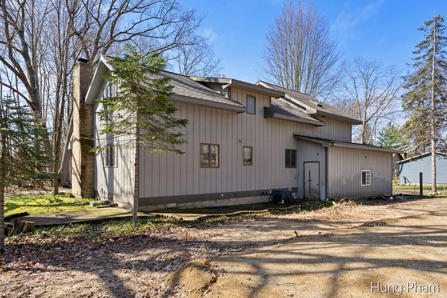 7724 W Lake Drive, Stanwood, MI 49346