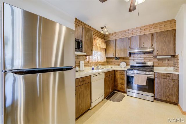 2843 Glenway Drive, Maryland Heights, MO 63043