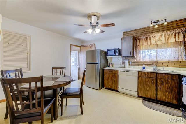 2843 Glenway Drive, Maryland Heights, MO 63043